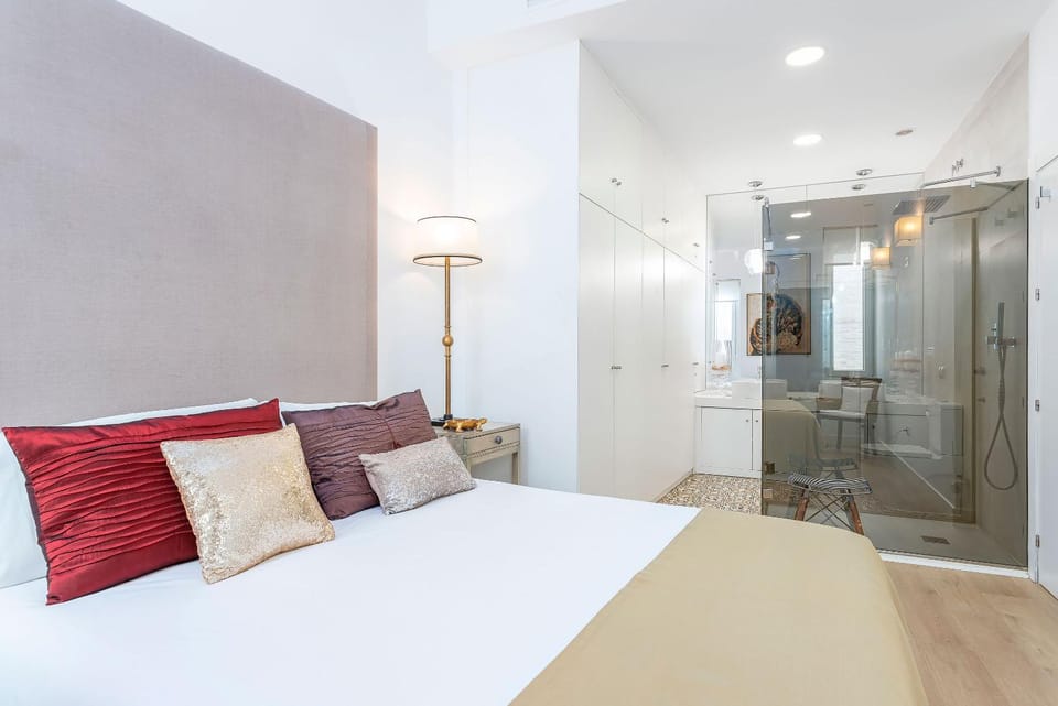 Bed, Photo of the whole room, Bedroom