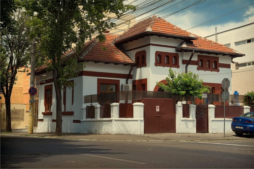 Property building, Facade/entrance, Parking