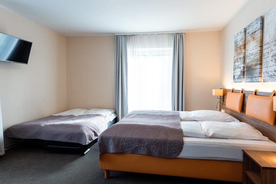 Bed, TV and multimedia, Photo of the whole room, Family