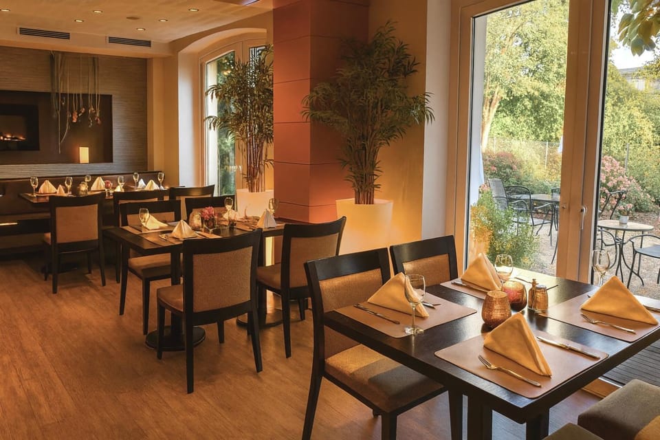 Restaurant/places to eat, Garden, Food and drinks, Banquet/Function facilities, Seating area, Dining area, Food, Garden view, Breakfast