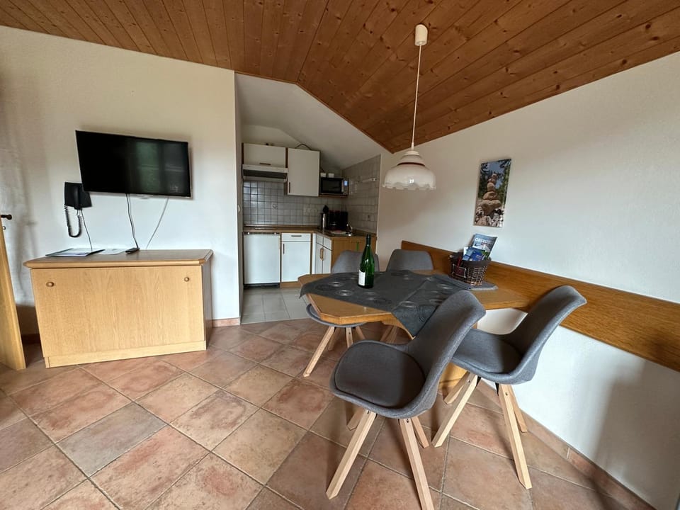 TV and multimedia, Coffee/tea facilities, Kitchen or kitchenette, Living room, Dining area