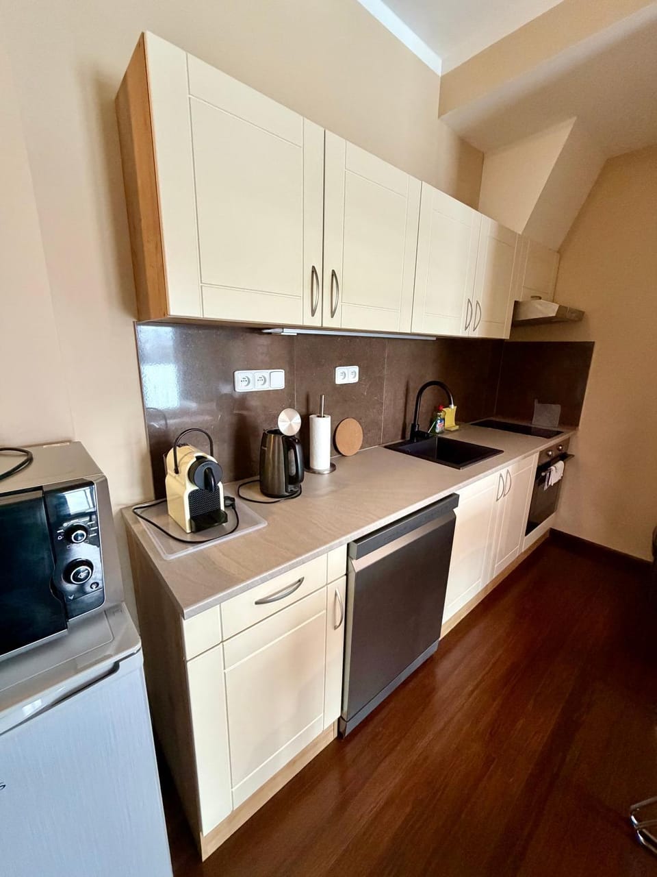 Coffee/tea facilities, Kitchen or kitchenette, dishwasher, stove, toaster