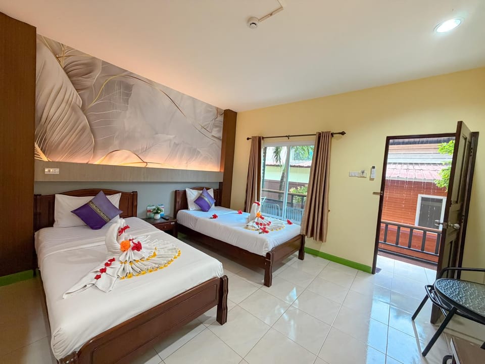 Bed, Photo of the whole room, towels