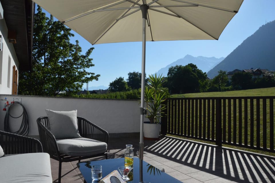 Natural landscape, View (from property/room), Balcony/Terrace, Balcony/Terrace, Seating area, Mountain view