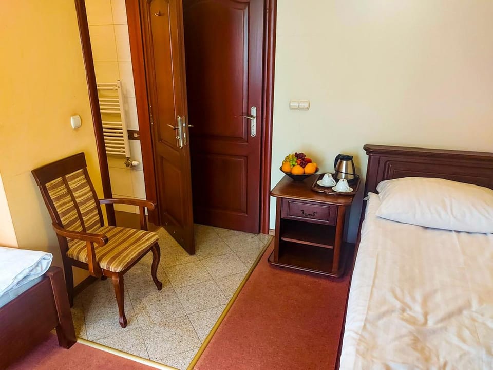 Bed, Food and drinks, Photo of the whole room, Seating area, Bedroom