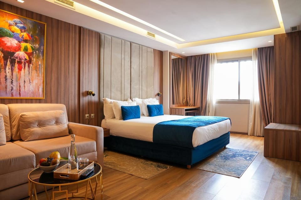 Bed, Photo of the whole room, Decorative detail, Seating area