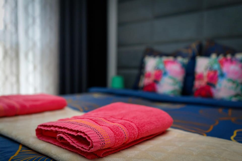 Bed, Photo of the whole room, Bedroom, towels