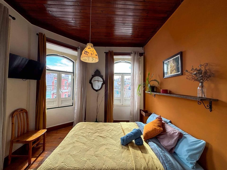 Bed, TV and multimedia, Photo of the whole room, Bedroom