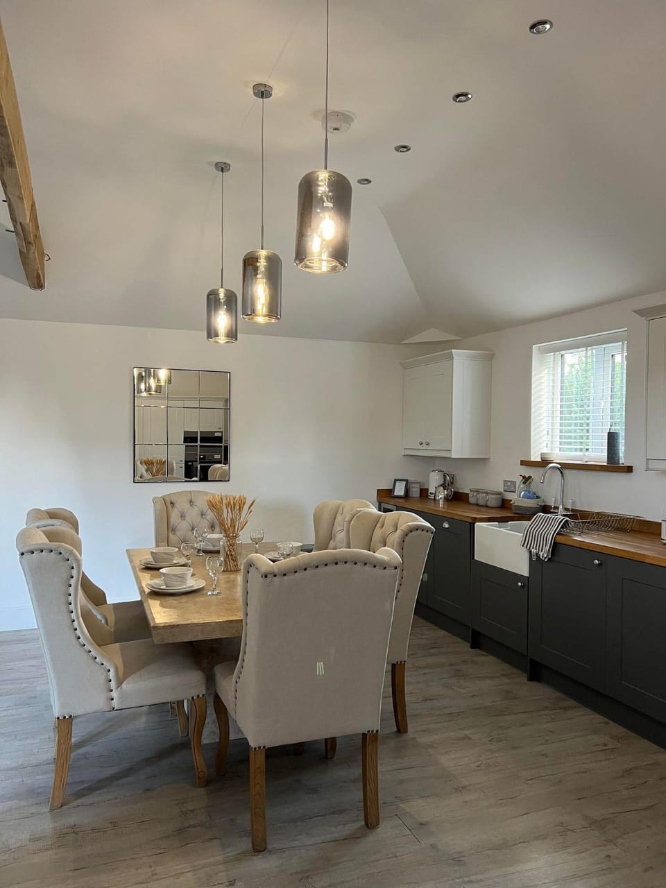 Kitchen or kitchenette, Dining area