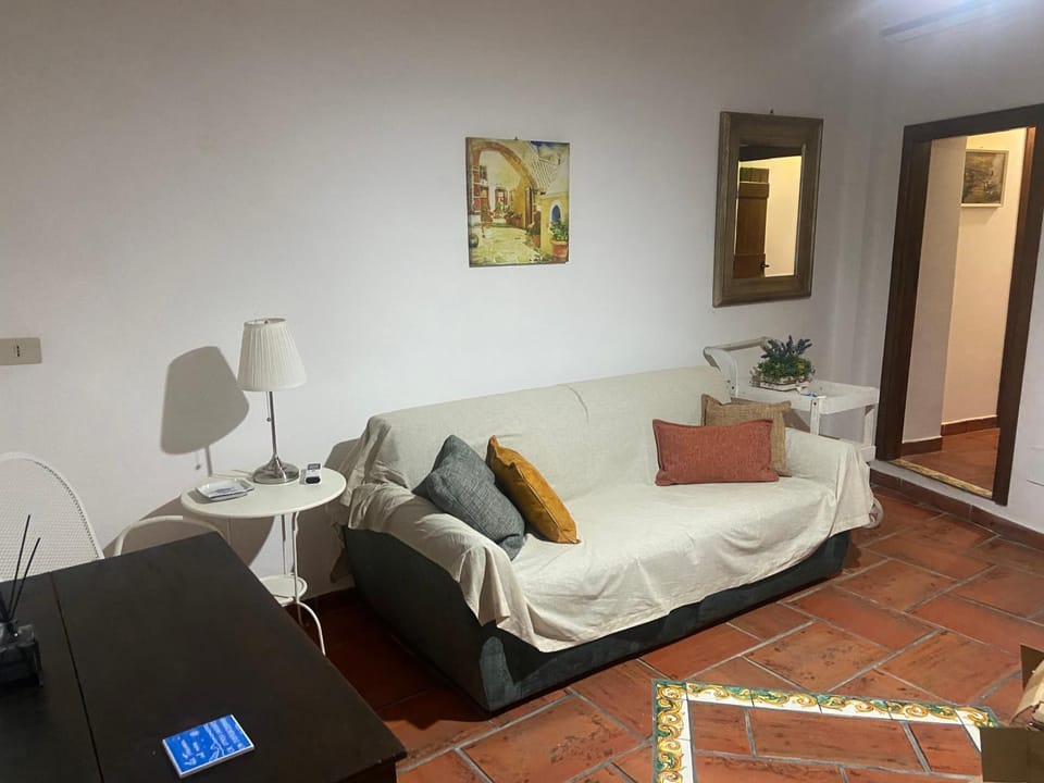 Bed, Photo of the whole room, Seating area