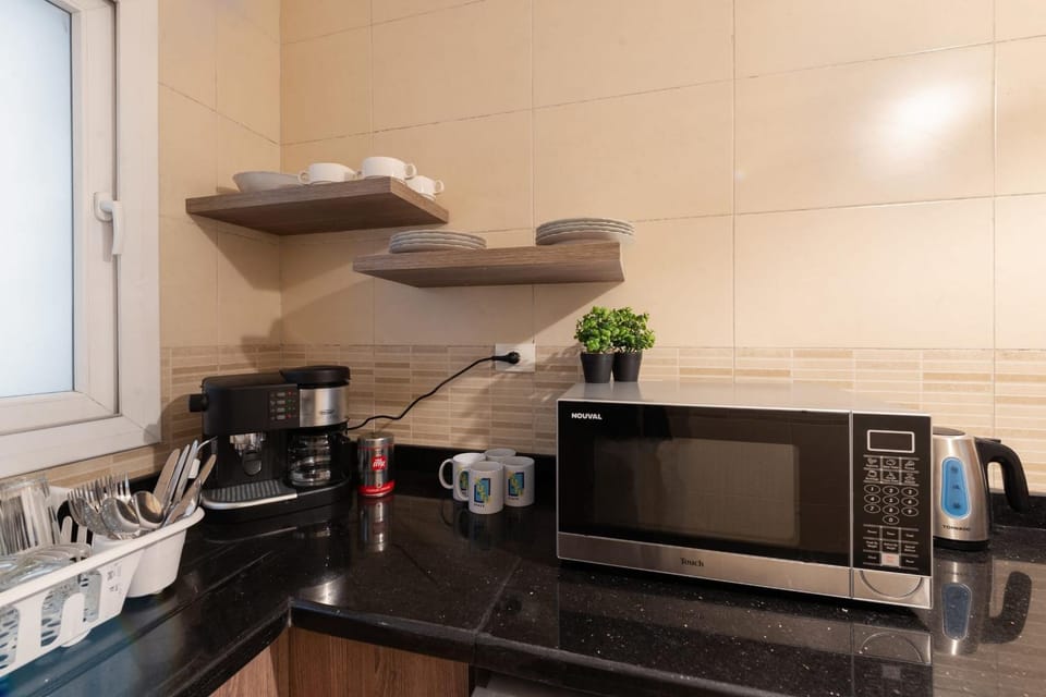 Coffee/tea facilities, Kitchen or kitchenette, microwave, stove, kitchen