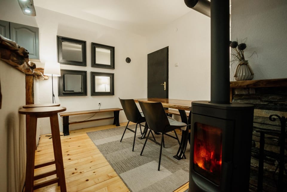 Lounge or bar, Dining area, fireplace