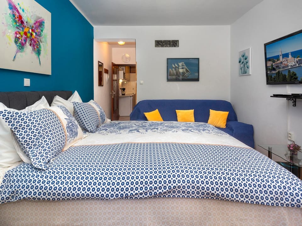 Bed, TV and multimedia, Seating area, Bedroom, locker, air conditioner