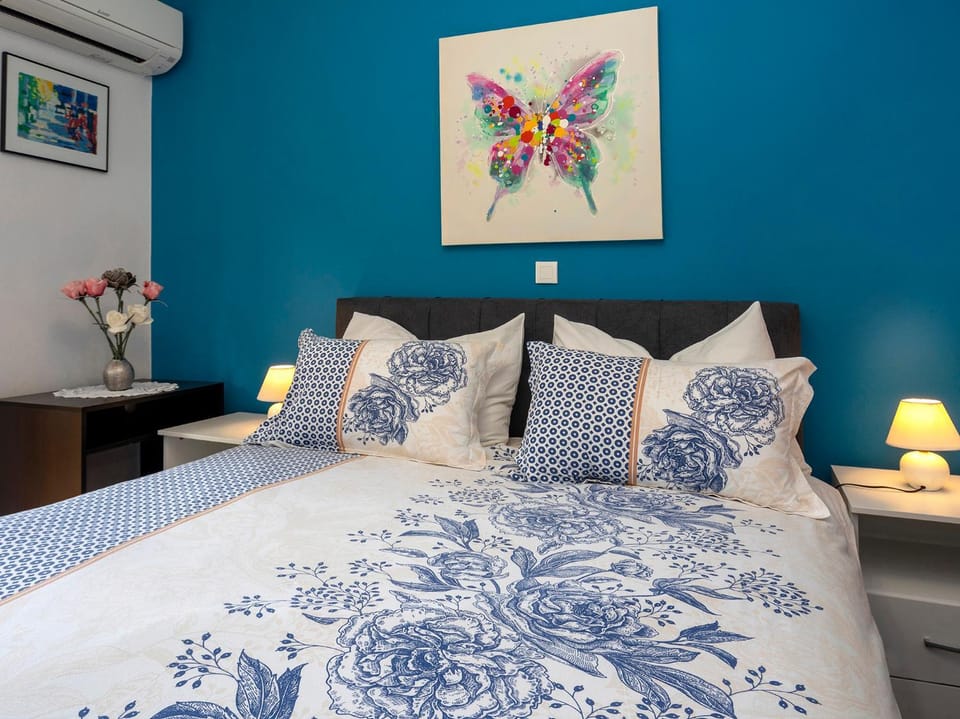 Bed, Bedroom, air conditioner