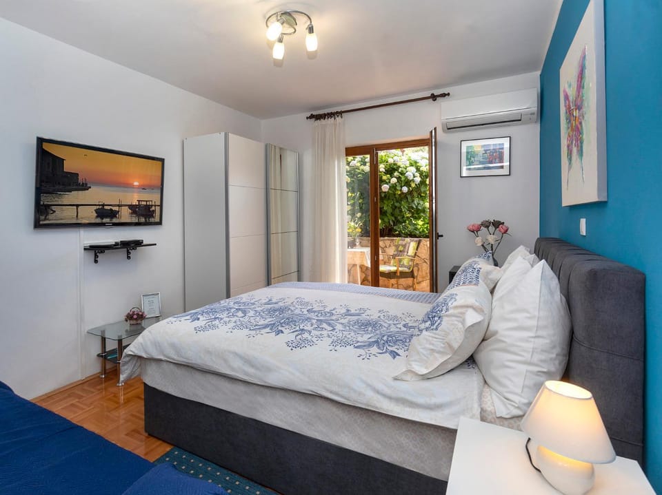 Bed, TV and multimedia, Balcony/Terrace, Bedroom, locker, air conditioner