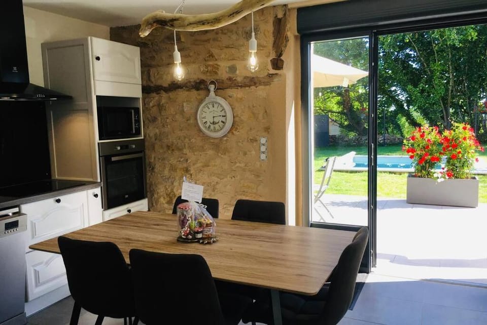 Patio, Kitchen or kitchenette, Dining area, Garden view, Pool view, Swimming pool, oven, stove