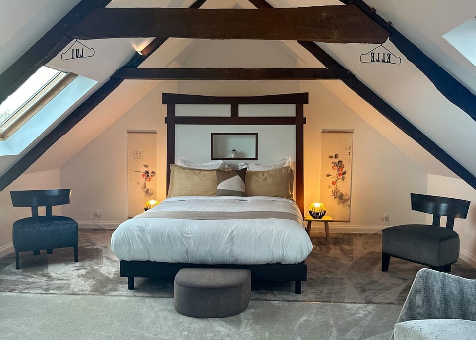 Photo of the whole room, Bedroom