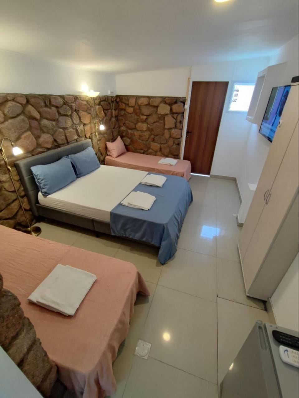 Bed, TV and multimedia, Photo of the whole room, Bedroom, towels