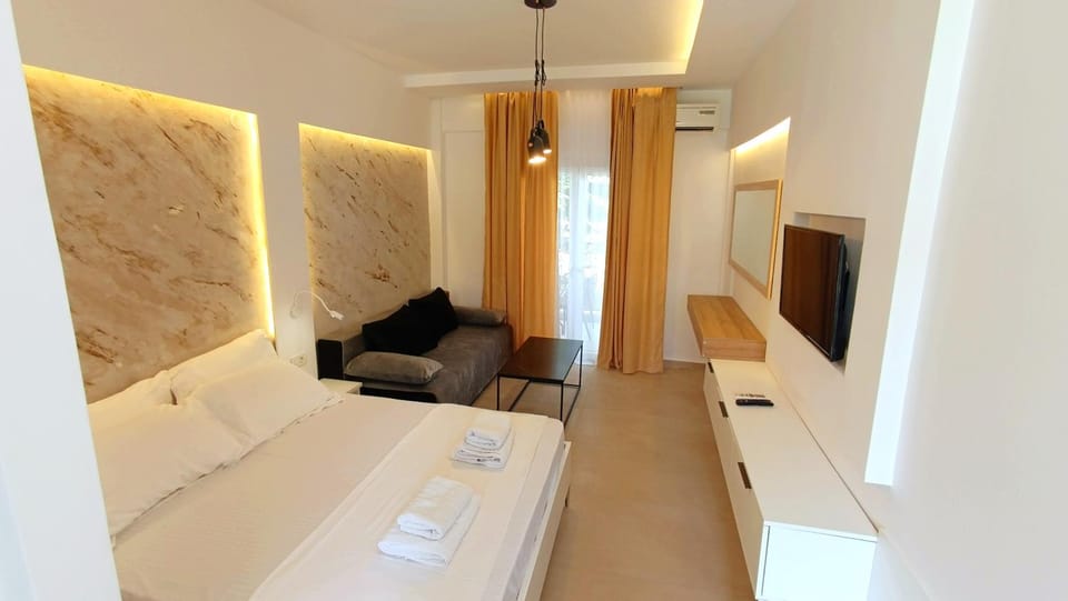 TV and multimedia, Seating area, Bedroom