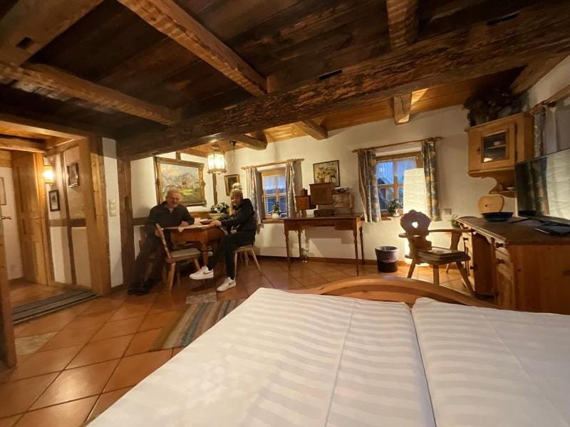 Bed, Photo of the whole room, Seating area, Dining area, Bedroom