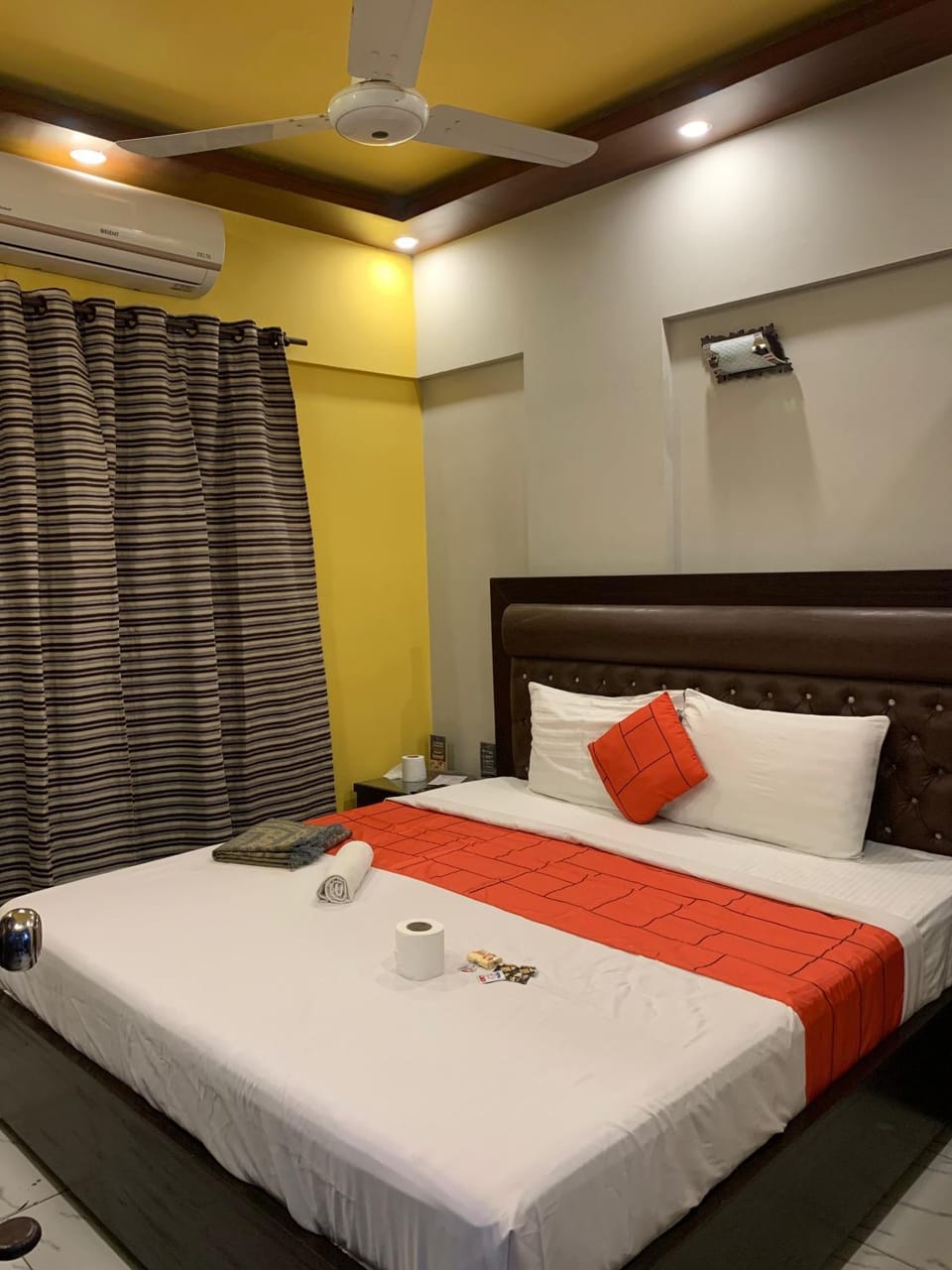 Bed, Photo of the whole room, Bedroom, air conditioner