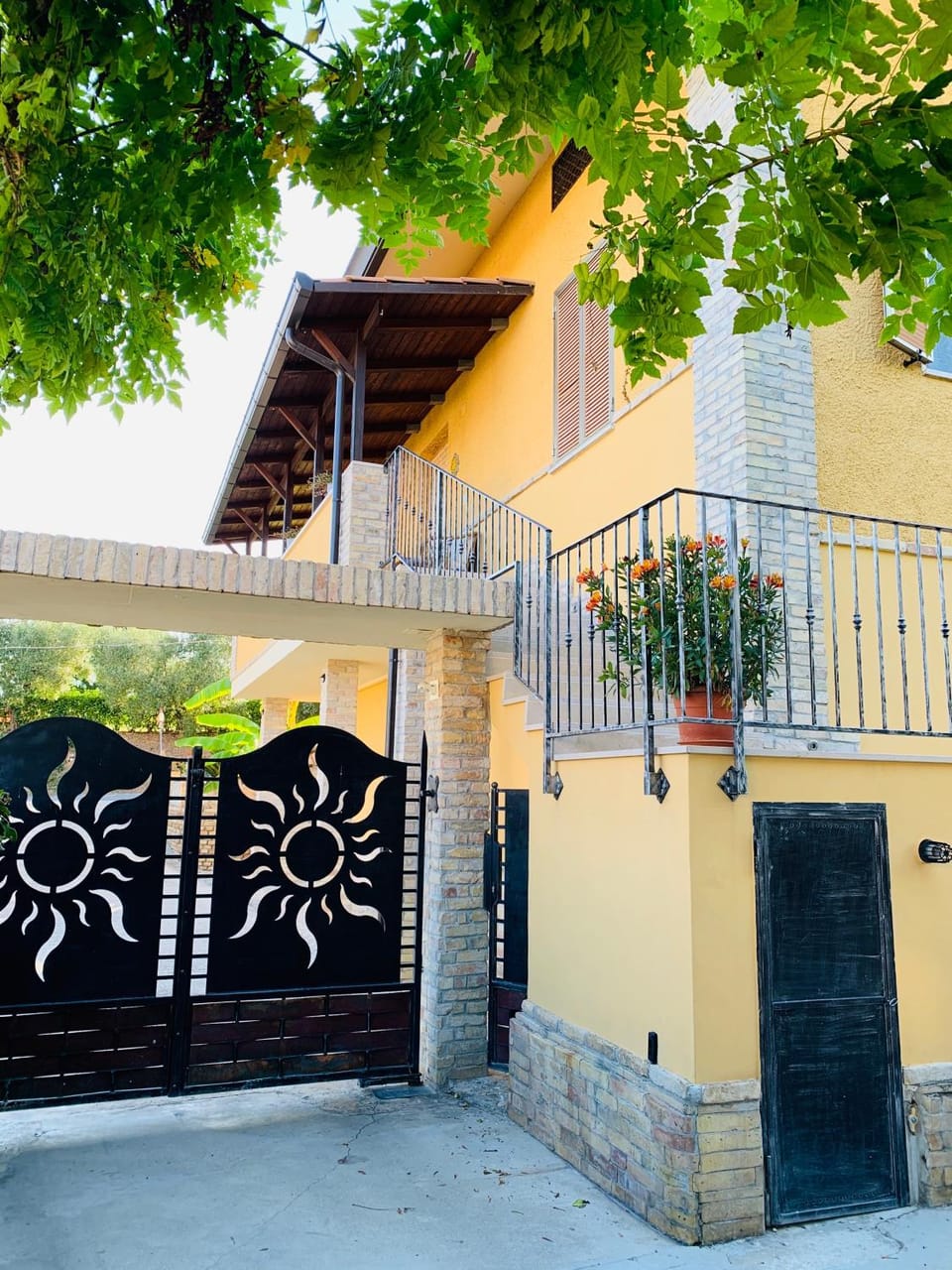 Facade/entrance