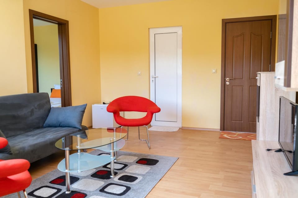 Communal lounge/ TV room, oven