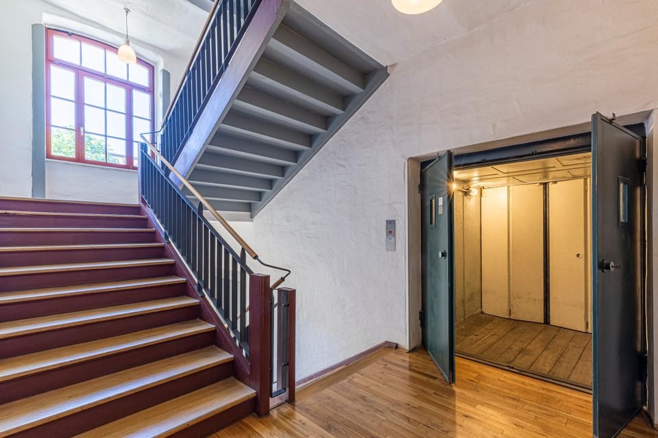 Area and facilities, elevator