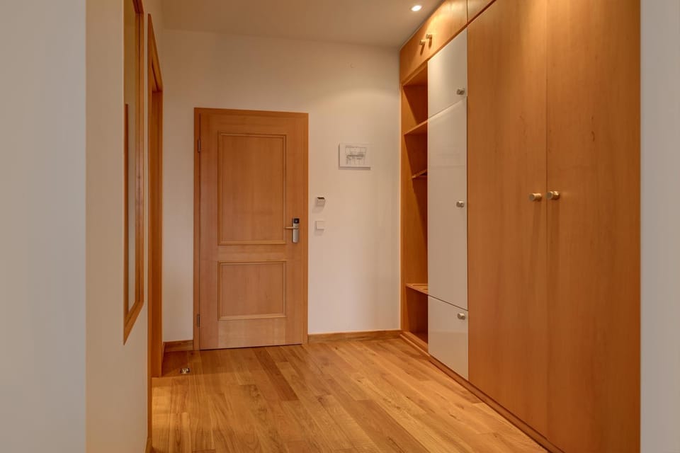 Photo of the whole room, Decorative detail