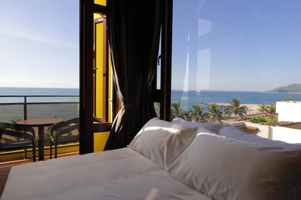 Photo of the whole room, Sea view