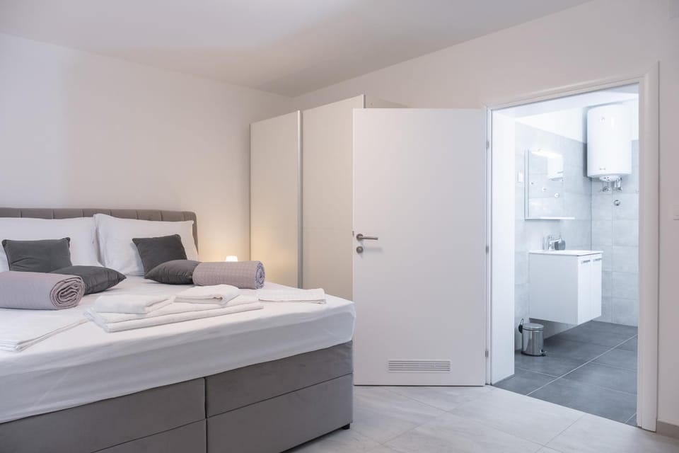 Bed, Bathroom, Bedroom