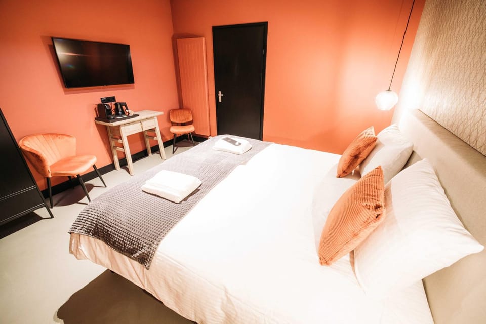 Bed, TV and multimedia, Bedroom