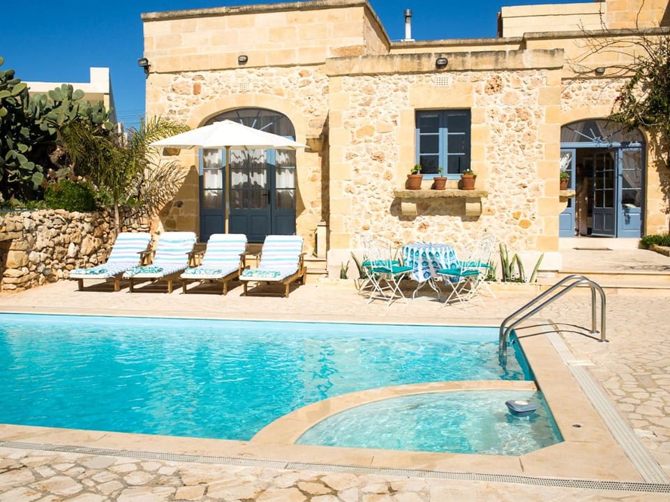 Patio, Swimming pool, Swimming pool
