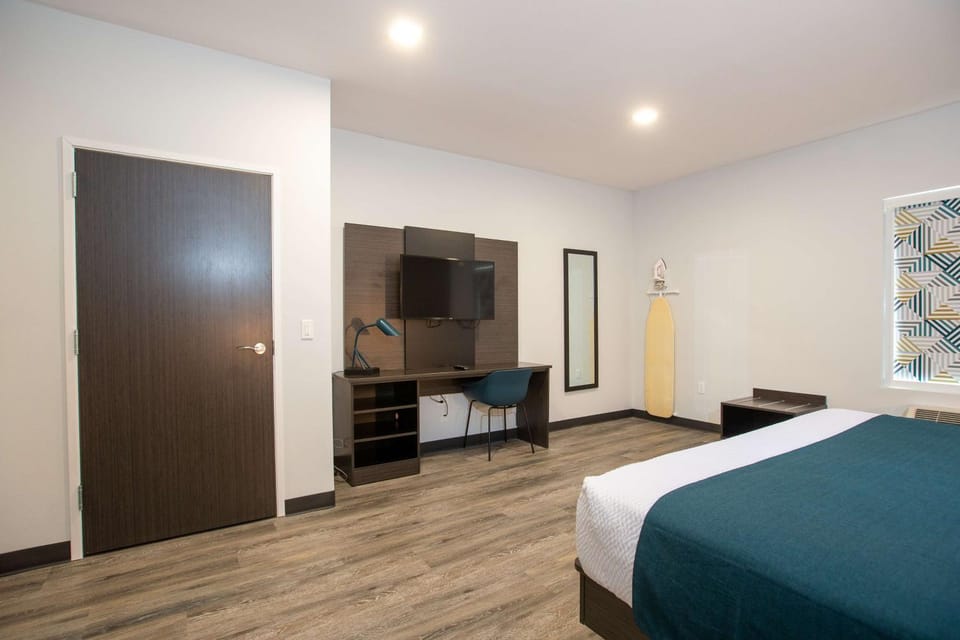 Bed, TV and multimedia, Photo of the whole room, Seating area, Bedroom, On site, Area and facilities