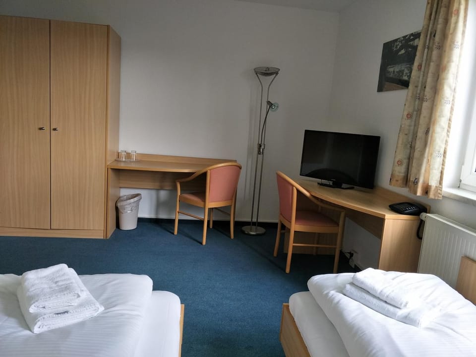 Bed, TV and multimedia, Photo of the whole room, Decorative detail, Seating area, Bedroom
