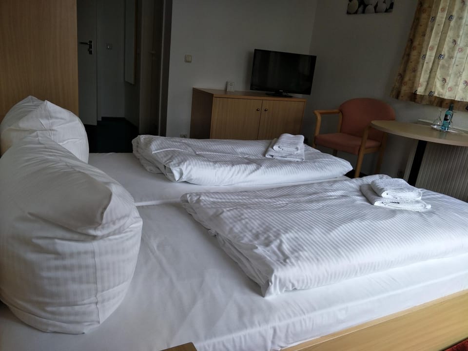 Bed, Photo of the whole room, Decorative detail, Bedroom
