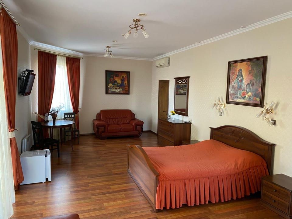 Bed, TV and multimedia, Photo of the whole room