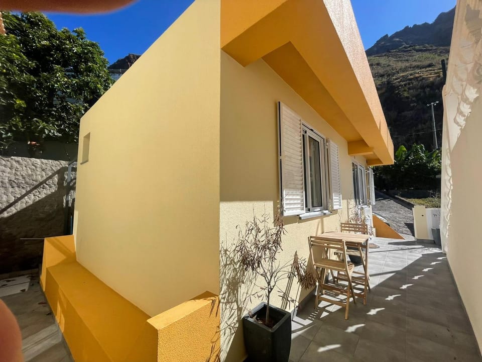 Property building, Patio, Facade/entrance, Balcony/Terrace