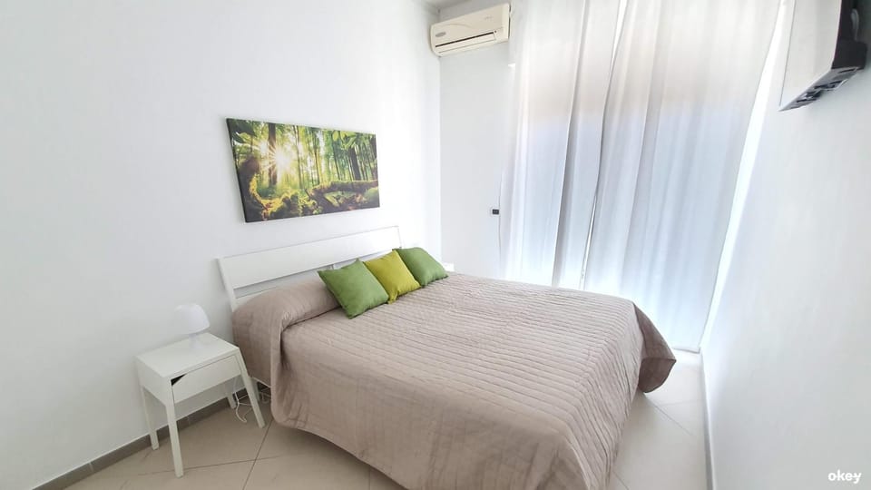 Bed, Photo of the whole room, Bedroom, air conditioner