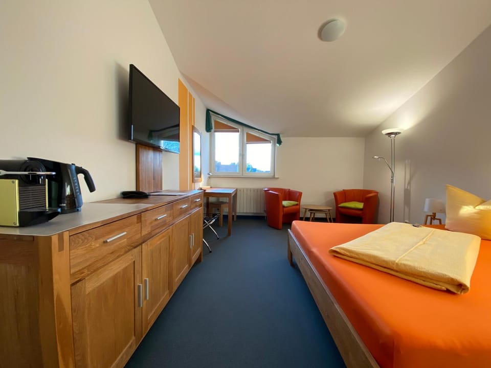 Bed, TV and multimedia, Photo of the whole room, Seating area