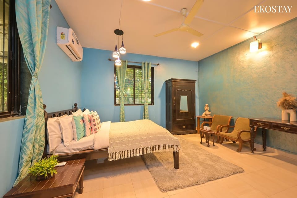 Bed, Living room, Photo of the whole room, Seating area, Bedroom