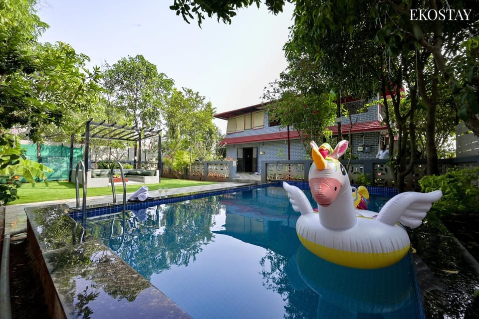 Property building, Day, Garden, Garden view, Pool view, Swimming pool