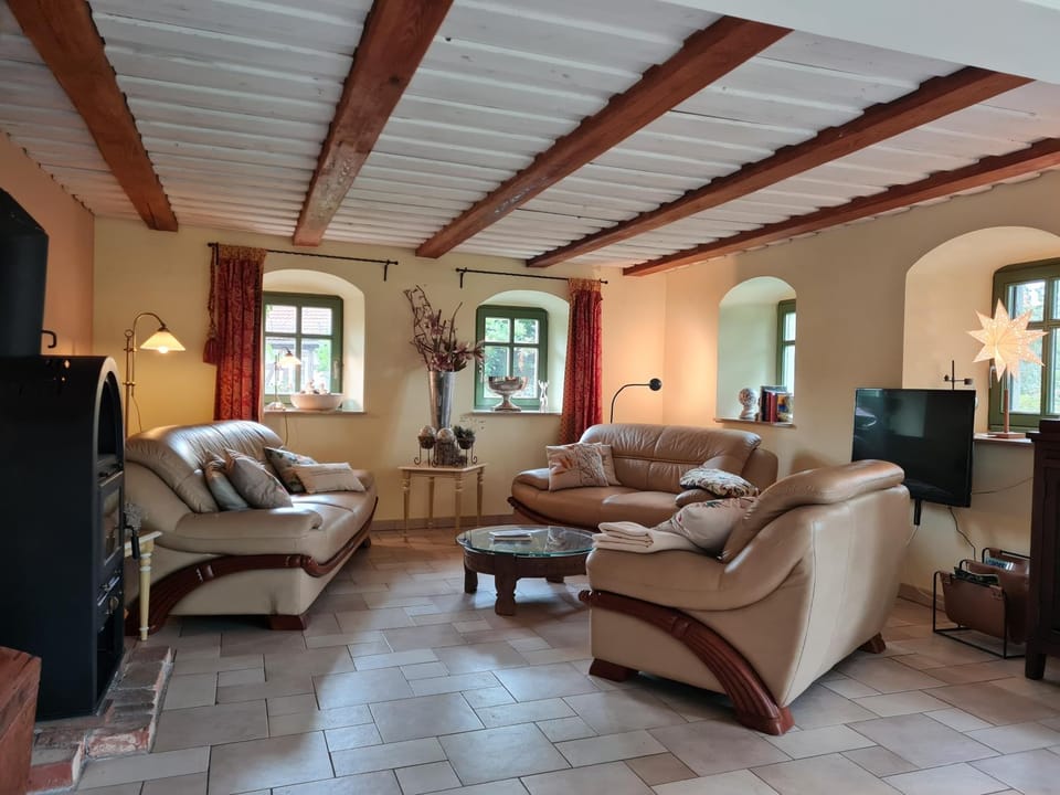 TV and multimedia, Living room, Seating area, Evening entertainment