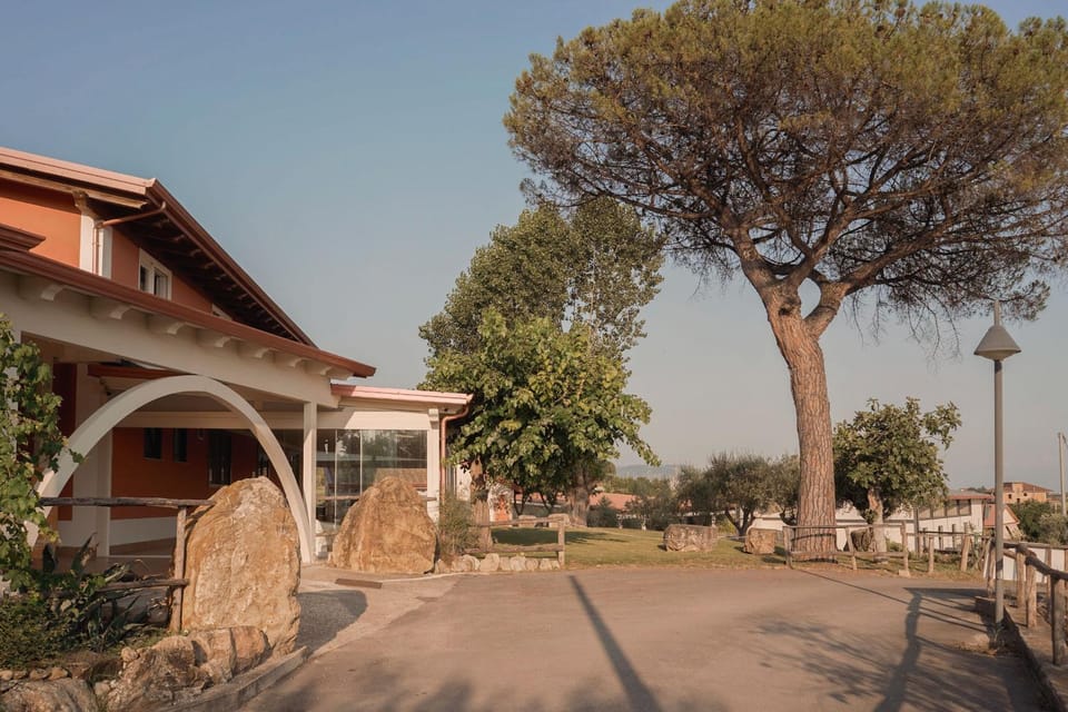 Property building, Neighbourhood, Garden, Garden view