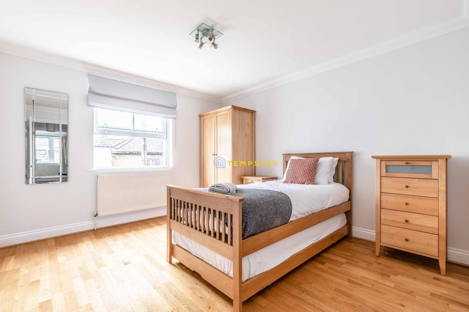 PERFECT SPOT IN CENTRAL WINDSOR & FREE PARKING! - By Tempstay Apartment in Windsor