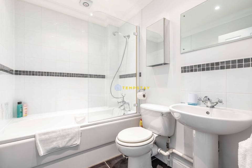 PERFECT SPOT IN CENTRAL WINDSOR & FREE PARKING! - By Tempstay Apartment in Windsor