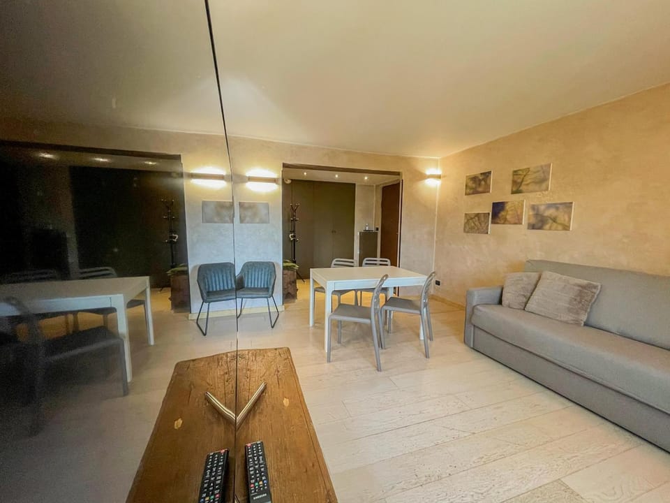 Communal lounge/ TV room, TV and multimedia, Living room, Seating area, Dining area