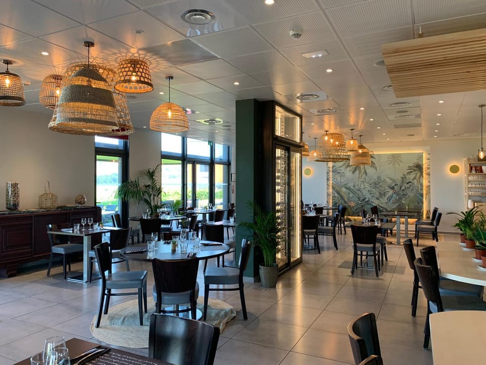 Restaurant/places to eat, Banquet/Function facilities, Breakfast, Breakfast, Lunch, Dinner