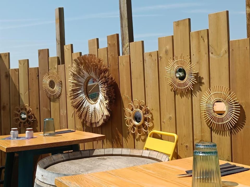 Property building, Patio, Restaurant/places to eat, Breakfast