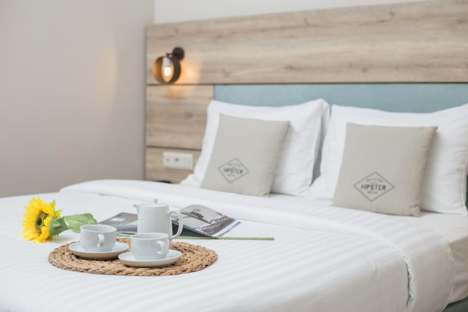 Bed, Coffee/tea facilities, Food and drinks, Bedroom, Food, Breakfast, Continental breakfast, Buffet breakfast, Drinks